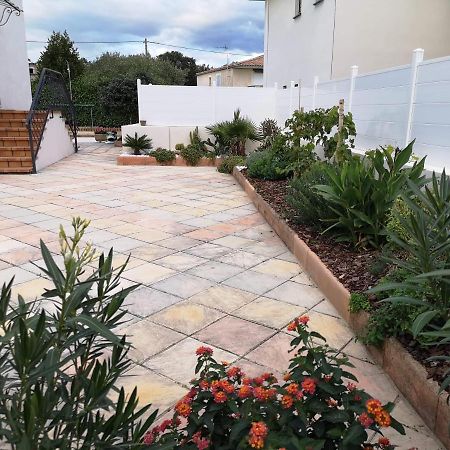Maison De Charme Castries Exterior foto